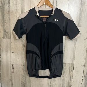 #N37 medium Mens gray bike shirt size M TYR